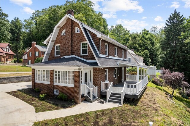 view of front of home with a porch and a front lawn