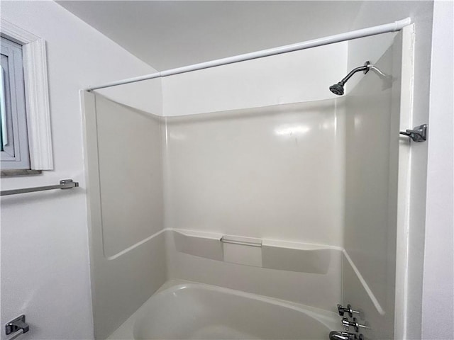 bathroom with tub / shower combination