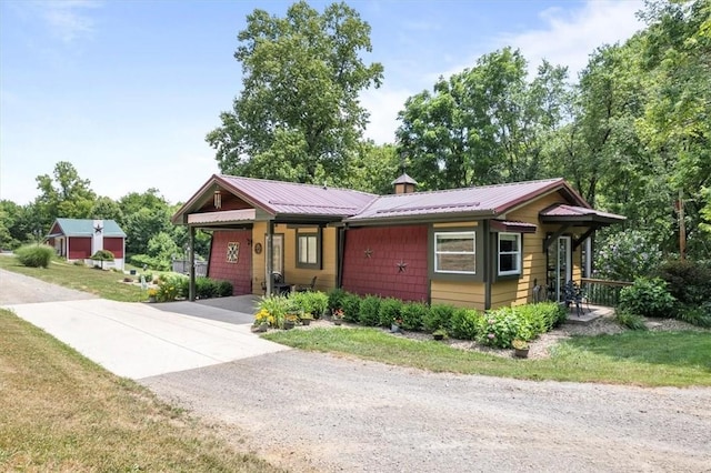 view of front of home featuring a front yard