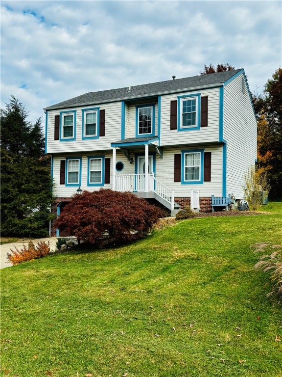 view of front facade with a front yard