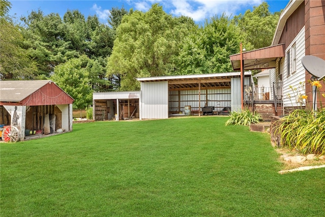 view of yard featuring an outbuilding