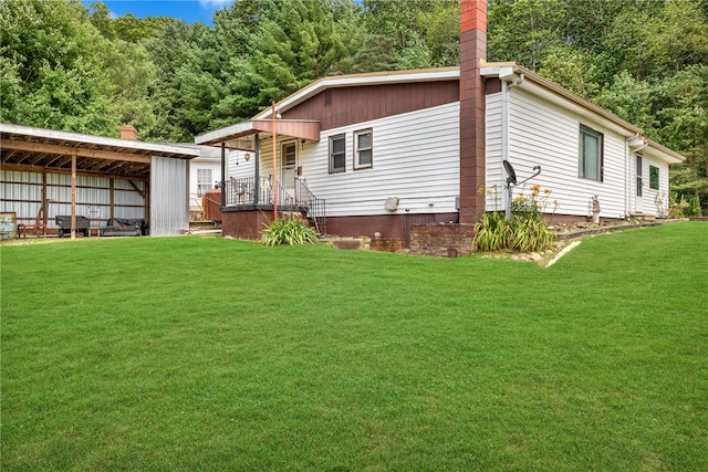 back of house featuring a lawn