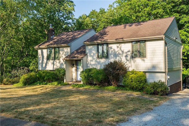 view of front facade featuring a front lawn