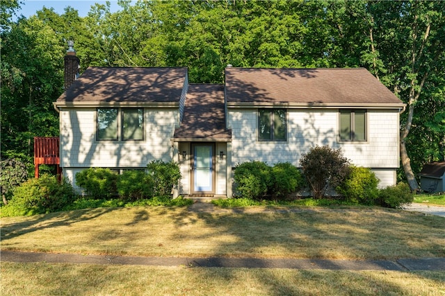 view of front facade featuring a front lawn