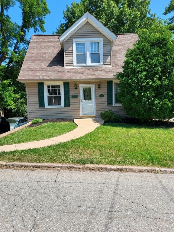 view of front of house featuring a front lawn