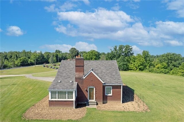 view of front of house featuring a front lawn