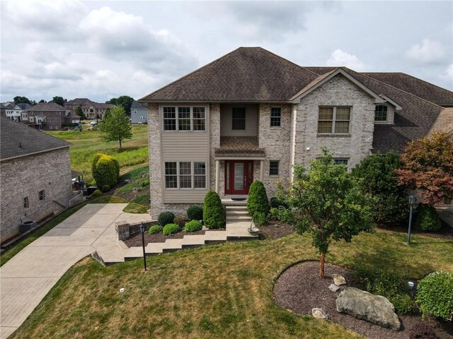 view of front of property featuring a front yard