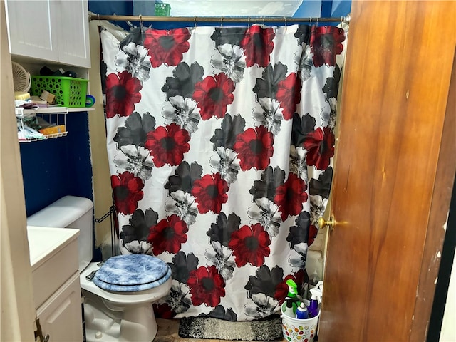 bathroom with a shower with curtain, toilet, and vanity