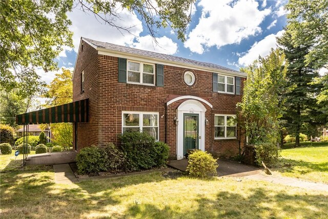 view of front of property with a front lawn