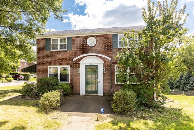 view of front of property with a front yard