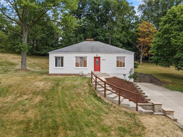 view of front of property with a front yard