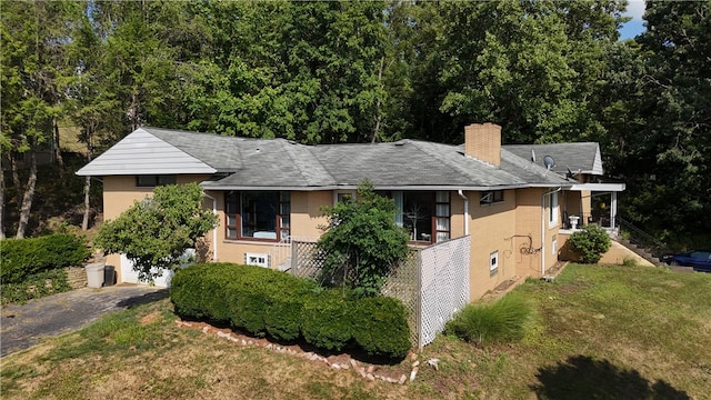 view of front of house with a front yard