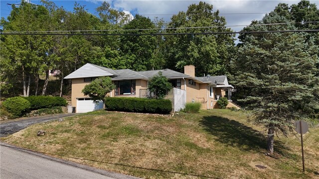 view of front of house featuring a garage and a front yard