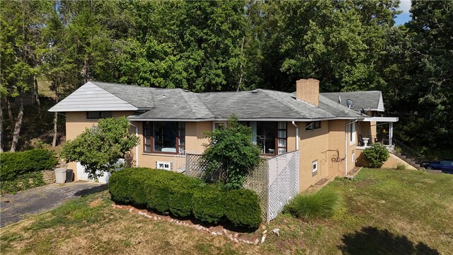 view of front of house featuring a front lawn