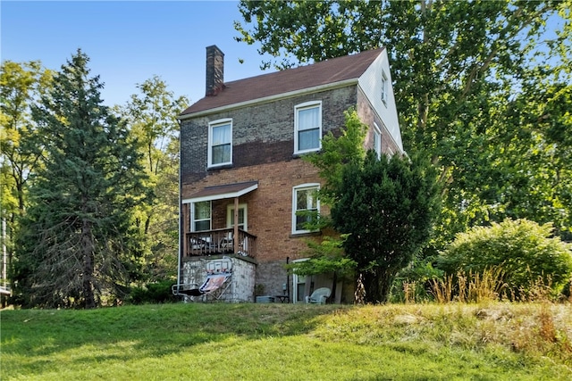 view of front of property featuring a front lawn