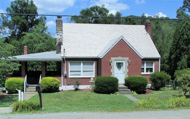 view of front facade with a front lawn