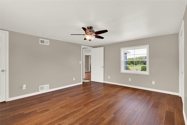 unfurnished room featuring dark wood-type flooring and ceiling fan