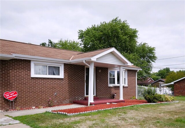 view of front of house featuring a front lawn