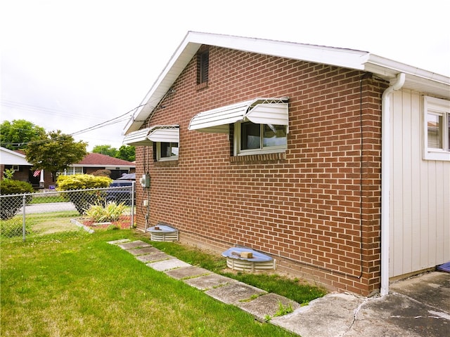 view of side of property featuring a lawn