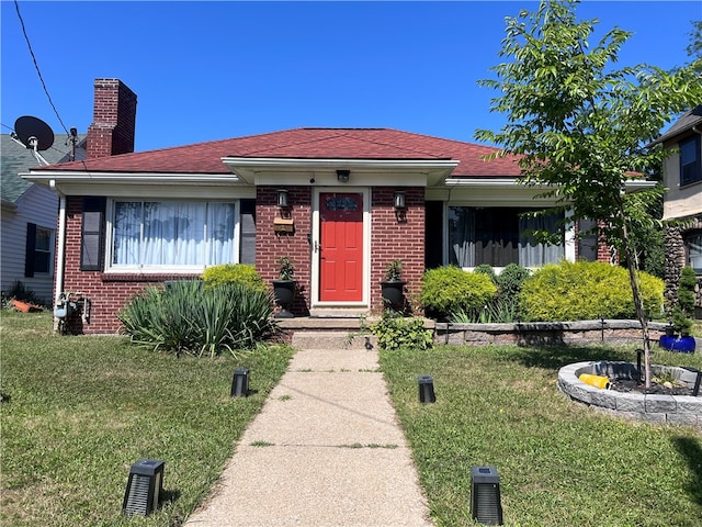 view of front of house with a front lawn