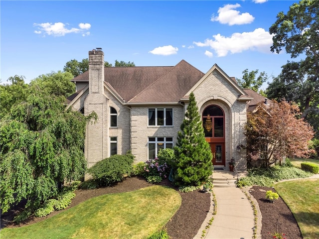 view of front of home featuring a front lawn