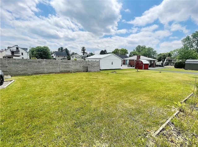 view of yard featuring an outbuilding