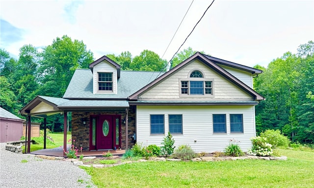 view of front of property featuring a front lawn