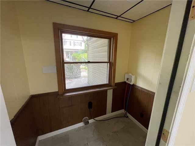 laundry room featuring light tile patterned floors