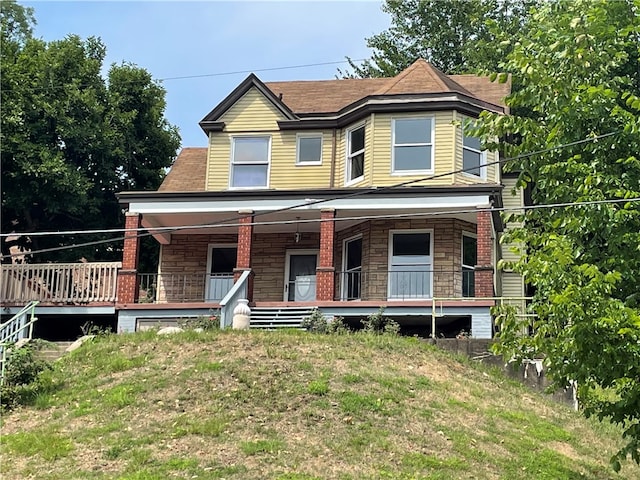 view of front of house featuring a front lawn and covered porch