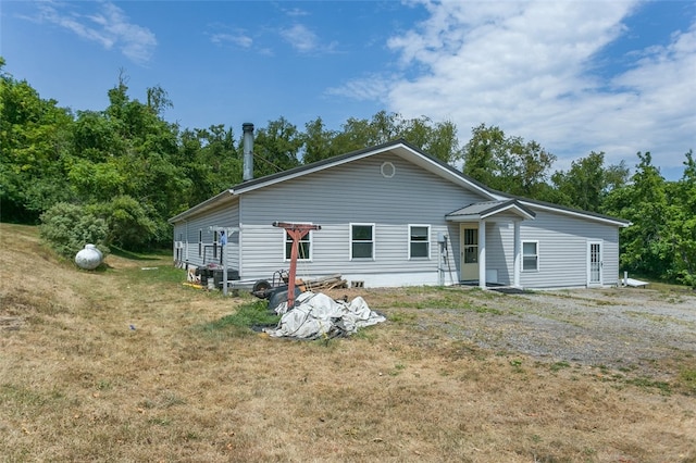 back of house featuring a yard