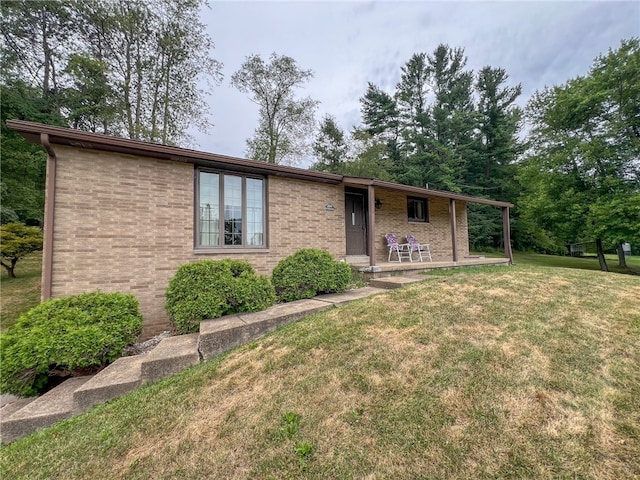 single story home with a front yard