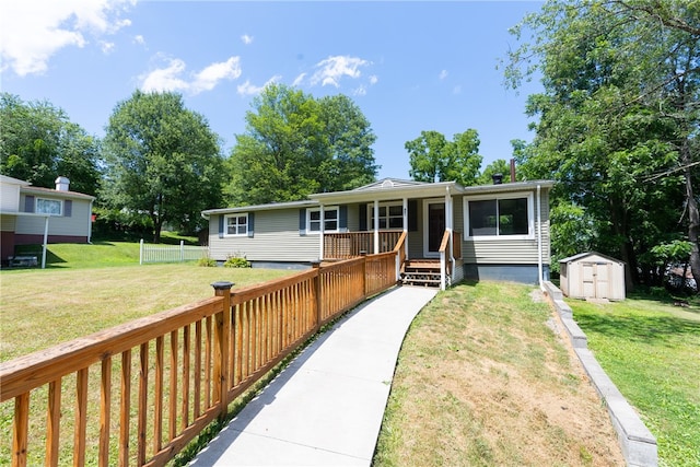 view of front of property featuring a shed and a front yard