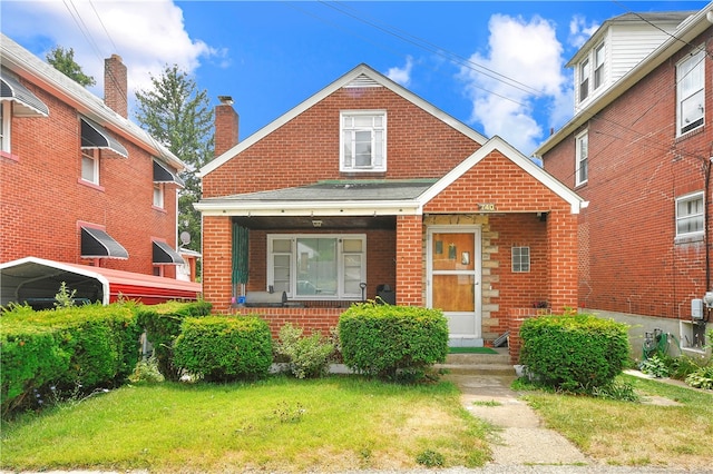 view of front of property with a front yard