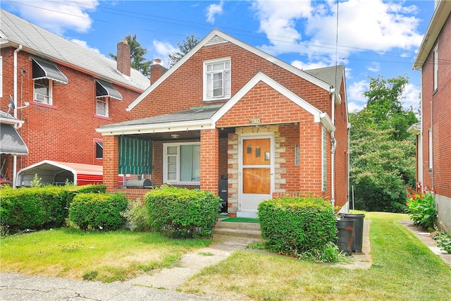 view of front of home featuring a front yard