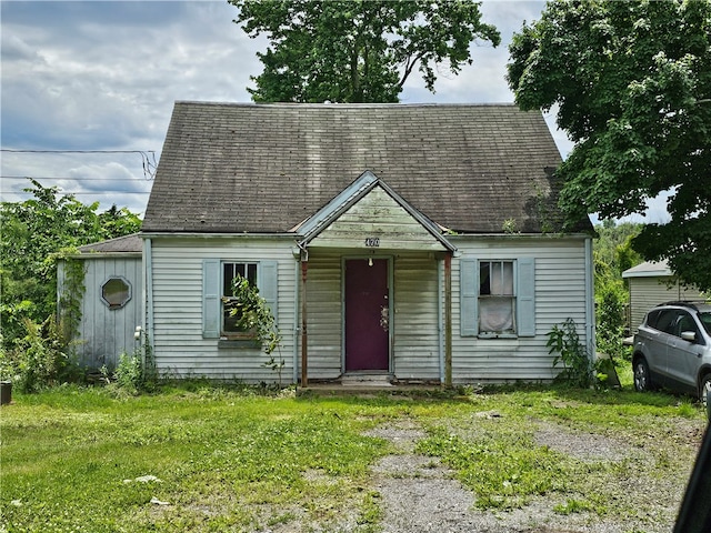 view of front of home with a front lawn