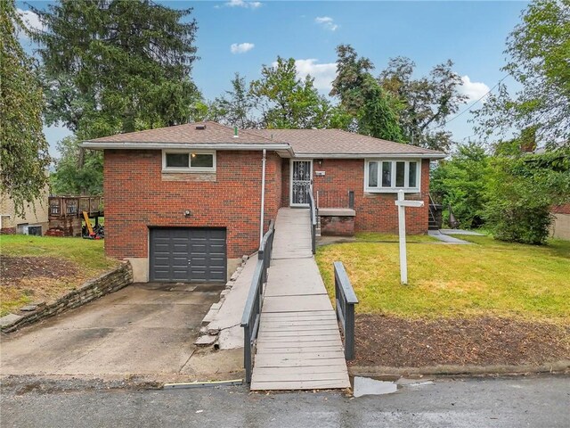 view of front of home featuring a garage and a front yard