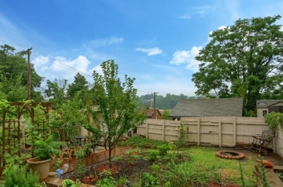 view of yard featuring an outdoor fire pit