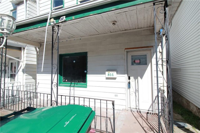 814 Etna St, Mckees Rocks, PA 15136 - property entrance with a porch