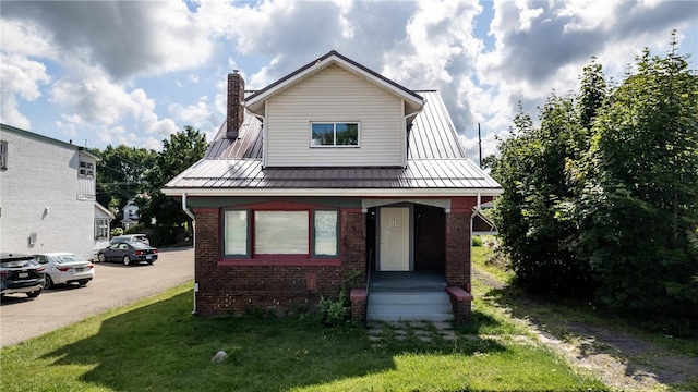 view of front of house featuring a front yard