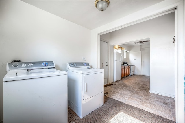 clothes washing area with washer and clothes dryer, light tile patterned floors, and ceiling fan