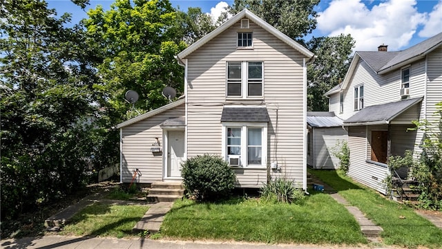 view of front property featuring a front lawn