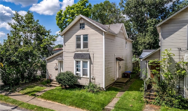 view of front facade featuring a front yard