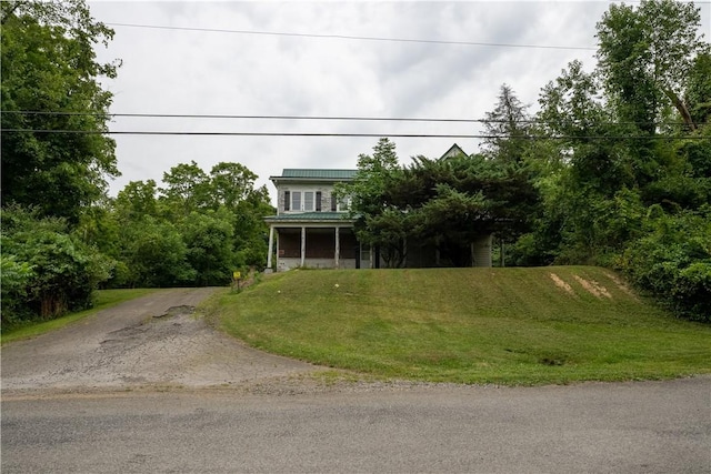 view of front of home with a front lawn