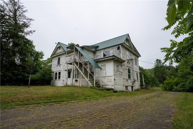 view of front of home with a front lawn