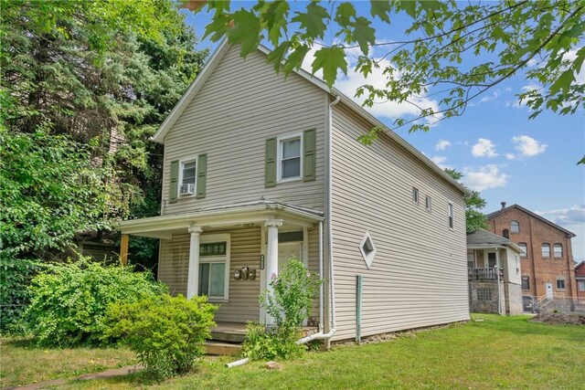 view of front of home featuring a porch and a front yard