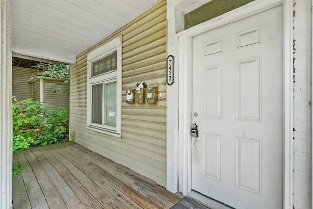 property entrance with covered porch