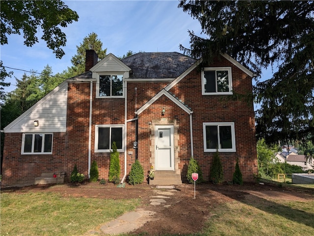 view of front facade featuring a front yard