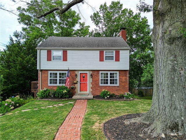 view of front of property featuring a front lawn