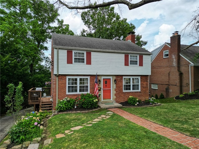 view of front of property featuring a wooden deck and a front yard