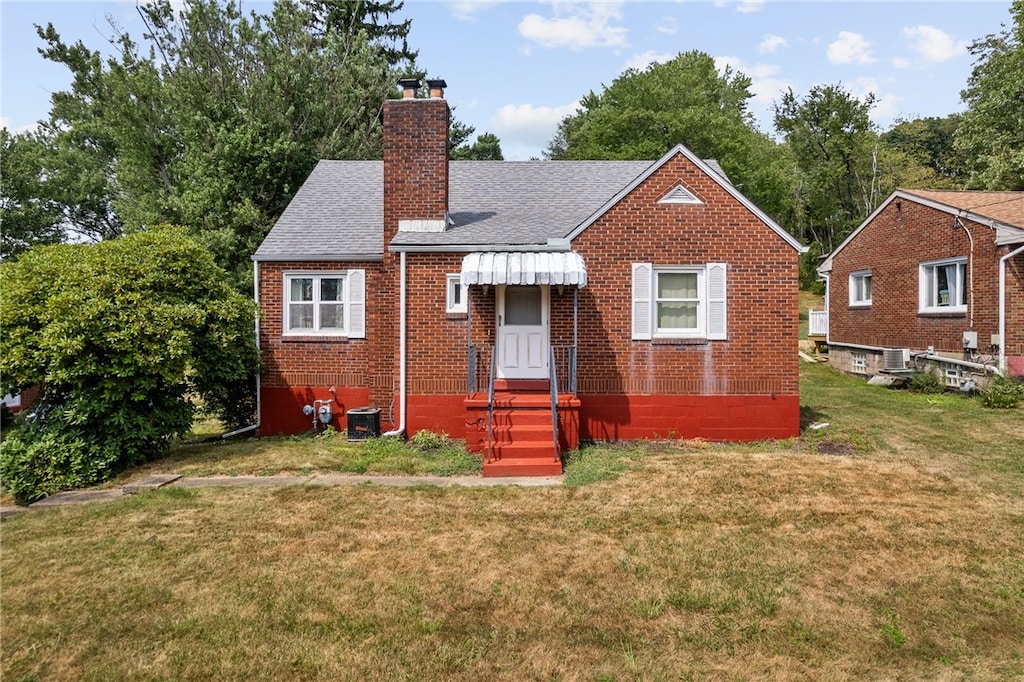 view of front of property featuring a front lawn